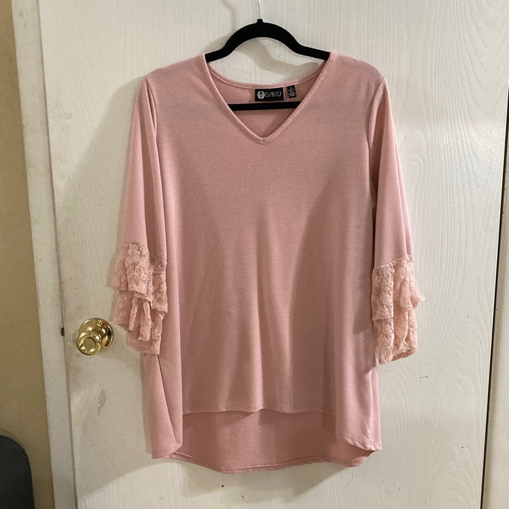 Pink Lace Sleeve, Hi-Low Hem Women's Top. LARGE